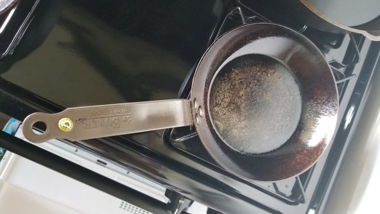 Seasoned carbon steep pan seasoning