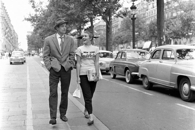 Petty thug Michel (Jean-Paul Belmondo) considers himself a suave bad guy in the manner of Humphrey Bogart, but panics and impulsively kills a policeman while driving a stolen car. On the lam, he turns to his aspiring journalist girlfriend, Patricia (Jean Seberg), hiding out in her Paris apartment while he tries to pull together enough money to get the pair to Italy. But when Patricia learns that her boyfriend is being investigated for murder, she begins to question her loyalties.